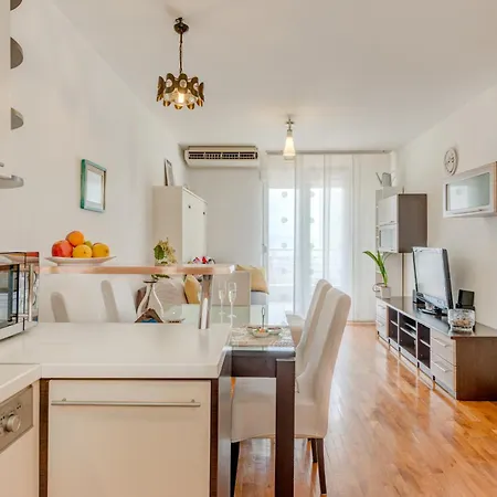 Apartman Comfy & Urban On Znjan Near *