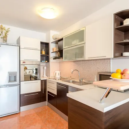 Comfy & Urban On Znjan Near شقة