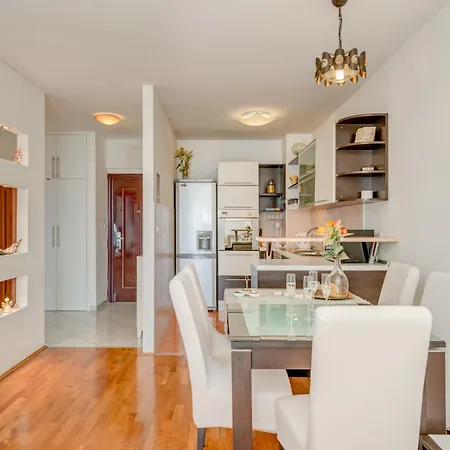 Comfy & Urban On Znjan Near شقة