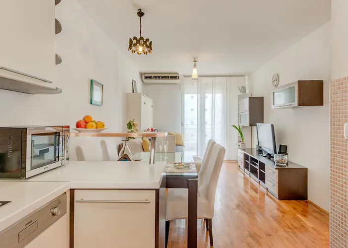 Apartment Comfy & Urban On Znjan Near *