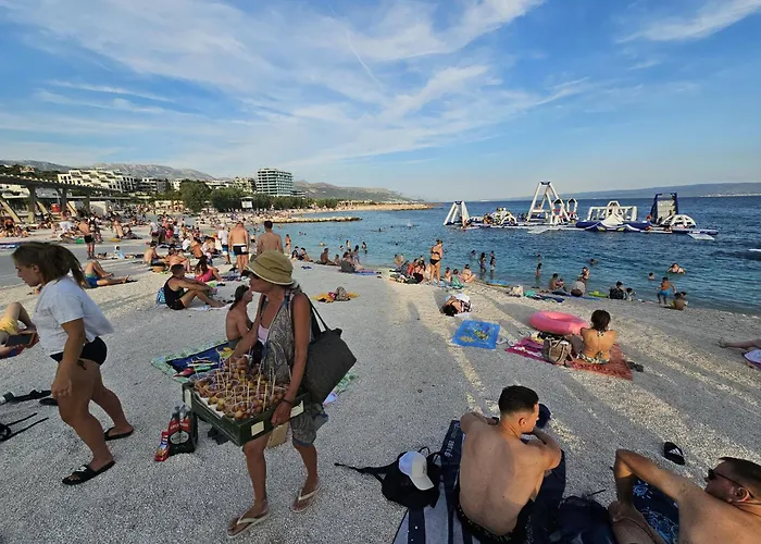 Apartment Comfy & Urban On Znjan Near *